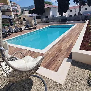 Mestrovic With Heated Swiming Pool- Near Split Apartman